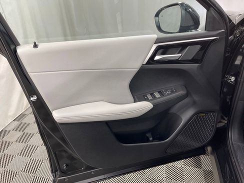 New 2025 Mitsubishi Outlander SE image 23