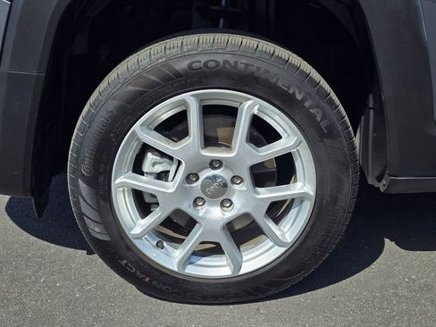 Used 2023 Jeep Renegade Latitude w/ Sun/Sound Group AWD/4WD image 8