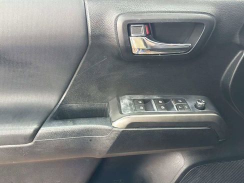 Used 2017 Toyota Tacoma TRD Sport w/ Tow Package (A/T) image 7