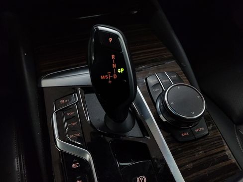 Used 2023 BMW 530e xDrive w/ Premium Package image 11