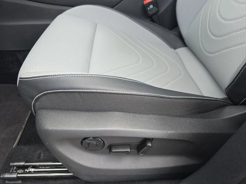 Used 2025 Volkswagen Tiguan SE R-Line AWD/4WD image 29