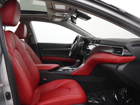 Used 2019 Toyota Camry XSE FWD image 11
