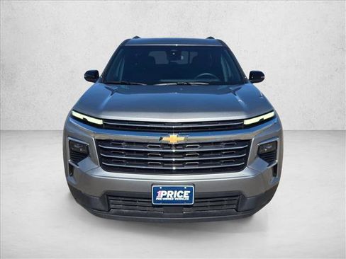 Used 2026 Chevrolet Traverse LT FWD image 2