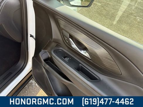 Used 2024 GMC Terrain SLT image 25