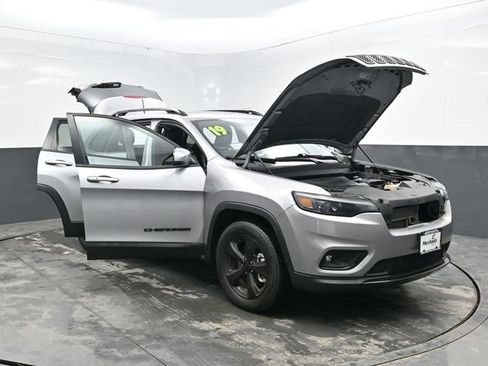 Used 2019 Jeep Cherokee Latitude Plus AWD/4WD image 42