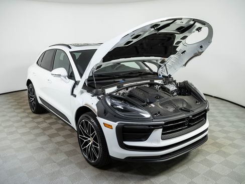 Certified 2026 Porsche Macan AWD/4WD image 34
