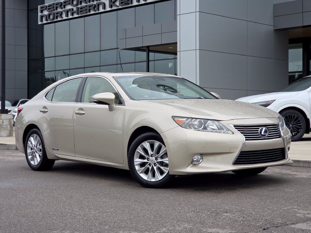 Used 2013 Lexus ES 300h w/ Luxury Pkg FWD image 2