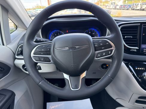Used 2023 Chrysler Pacifica Touring-L FWD image 17