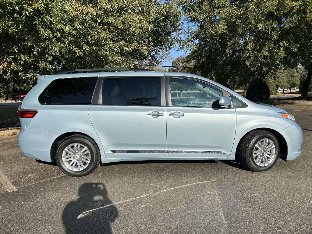 Used 2016 Toyota Sienna XLE Premium FWD image 2