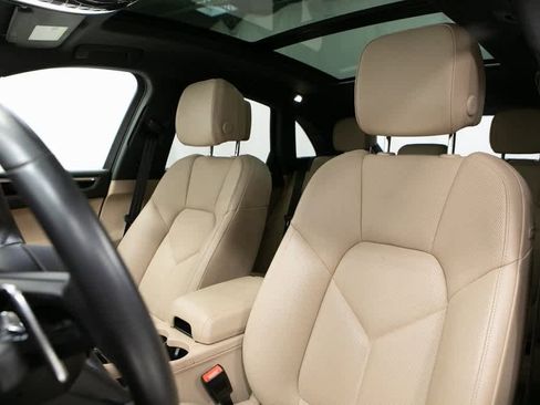 Certified 2023 Porsche Macan image 5