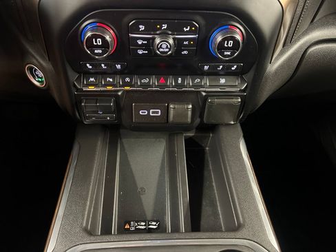 Used 2019 Chevrolet Silverado 1500 High Country w/ Technology Package AWD/4WD image 18
