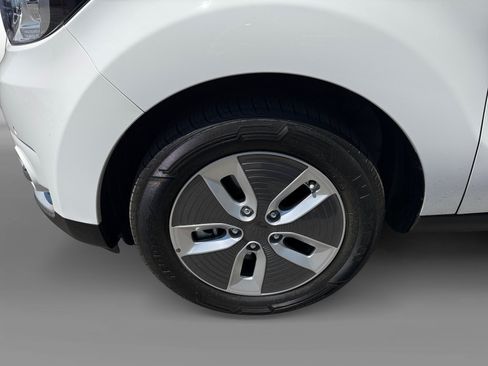 Used 2017 Kia Soul EV + FWD image 9