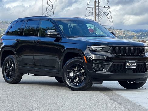 New 2025 Jeep Grand Cherokee Altitude image 2