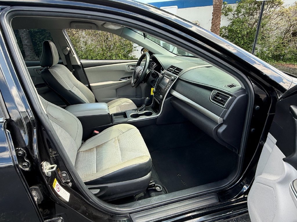 Used 2015 Toyota Camry SE FWD image 16