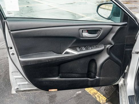 Used 2016 Toyota Camry SE image 8