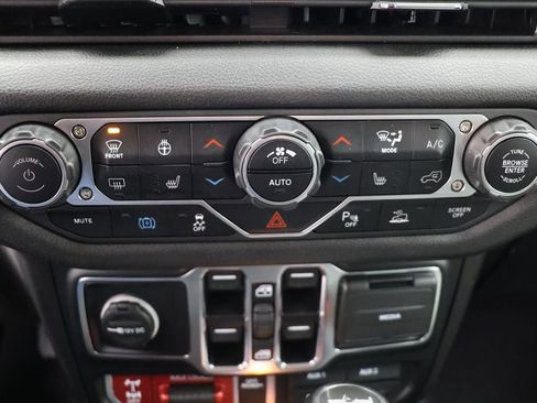 Used 2024 Jeep Wrangler Unlimited image 23