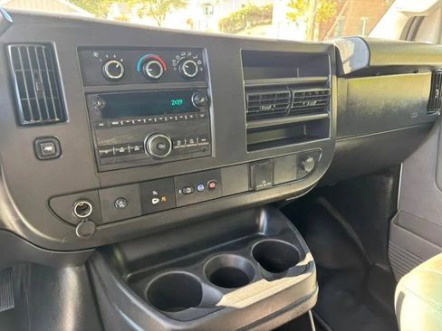 Used 2019 Chevrolet Express 2500 Extended image 19