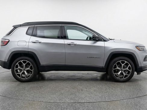 Used 2025 Jeep Compass Limited image 11