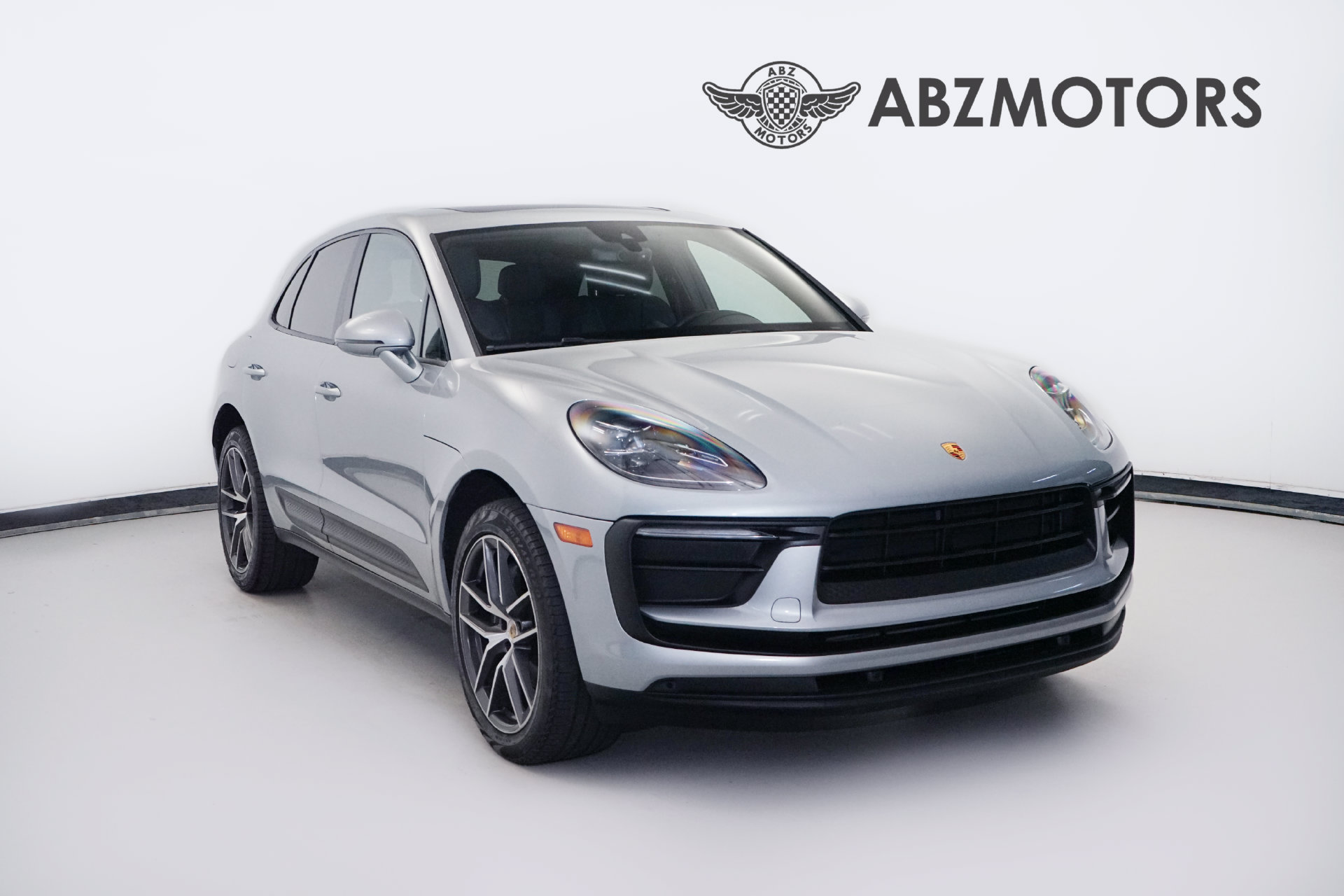 Used 2022 Porsche Macan AWD/4WD image 1