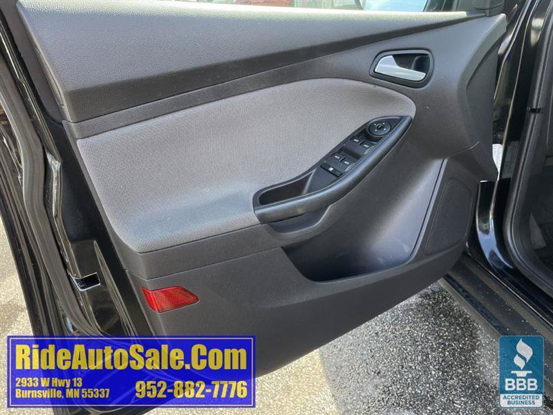 Used 2014 Ford Focus SE w/ SE Winter Package FWD image 9