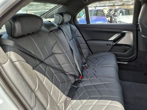Used 2025 BMW i7 eDrive50 w/ M Sport Package RWD image 10