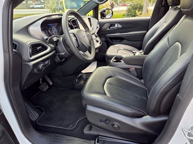 Used 2025 Chrysler Pacifica Select FWD image 12