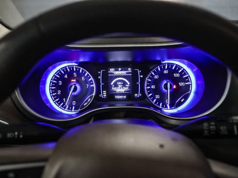 Used 2019 Chrysler Pacifica Touring image 19