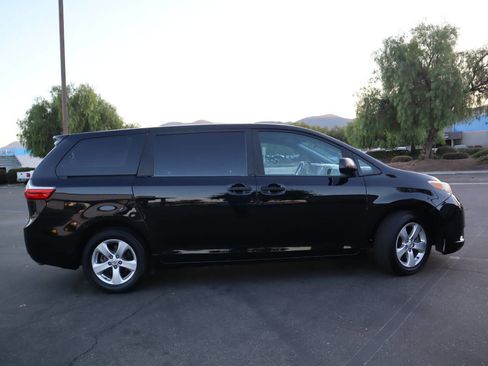 Used 2015 Toyota Sienna L image 7