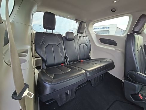 Used 2024 Chrysler Pacifica Touring-L FWD image 41