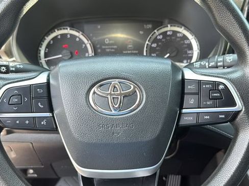 Used 2023 Toyota Highlander L FWD image 11