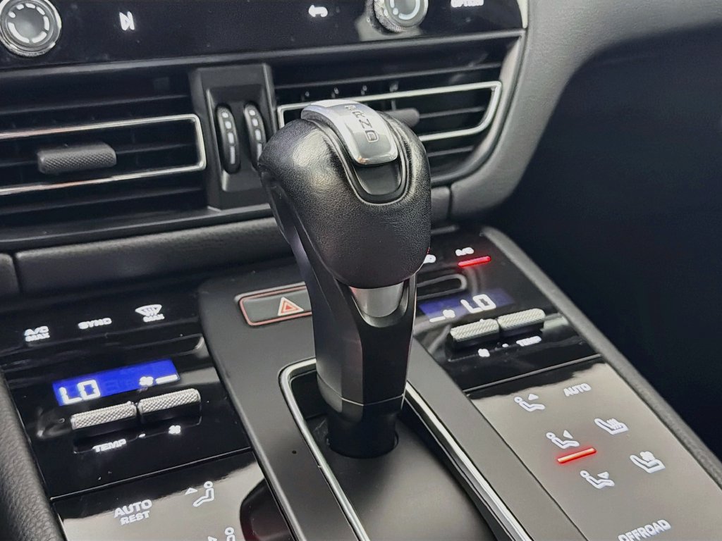 Certified 2023 Porsche Macan AWD/4WD image 19