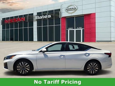 Certified 2024 Nissan Altima 2.5 SV w/ SV Premium Package FWD image 3