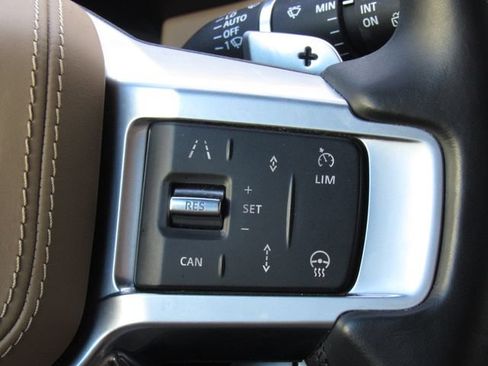Used 2023 Land Rover Discovery Metropolitan Edition AWD/4WD image 29