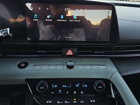 Certified 2025 Hyundai Elantra Limited image 23