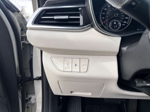 Used 2025 Genesis G70 2.5T image 32