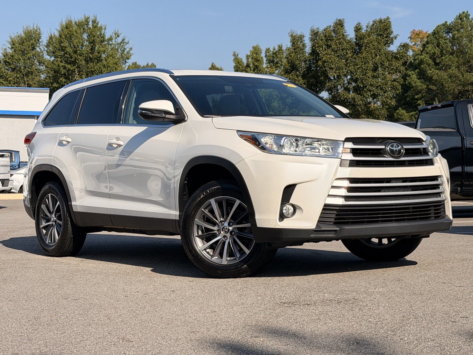 Used 2019 Toyota Highlander XLE FWD image 2