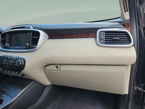 Used 2017 Kia Sorento LX w/ LX Convenience Package image 18