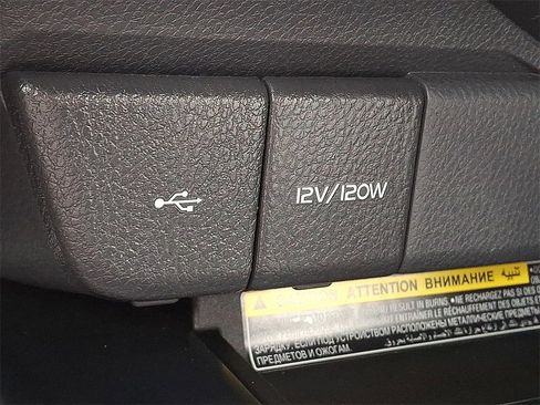 Used 2020 Toyota Camry XLE w/ Sunroof Package image 19