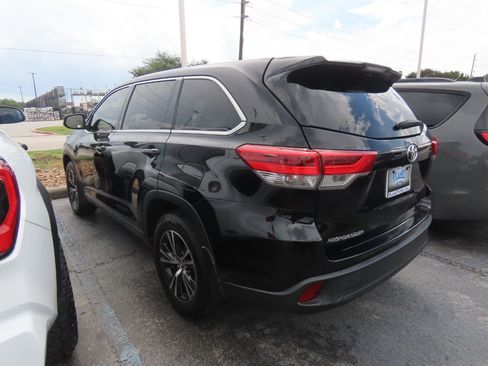 Used 2019 Toyota Highlander LE FWD image 15