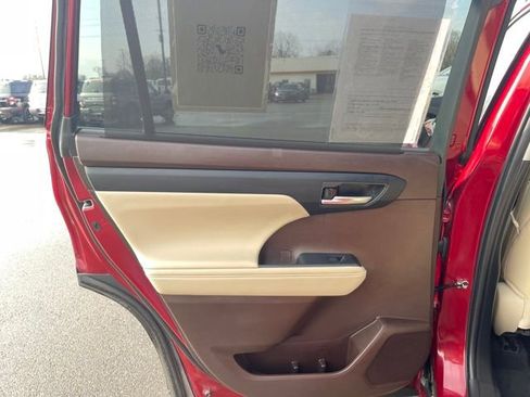 Used 2022 Toyota Highlander XLE image 30
