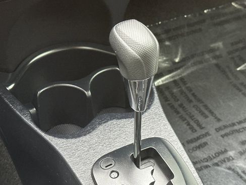 Used 2012 Toyota Yaris L image 21