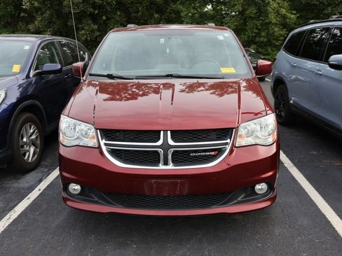 Used 2017 Dodge Grand Caravan SXT w/ Rear Park Assist Package FWD image 2