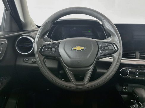 Used 2025 Chevrolet Trax LT FWD image 17