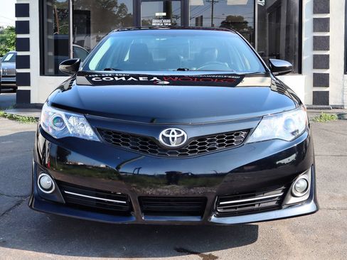 Used 2014 Toyota Camry SE w/ Moonroof Package FWD image 3