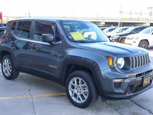 Used 2023 Jeep Renegade Latitude image 4