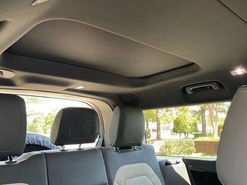 Used 2023 Land Rover Defender 130 X-Dynamic SE image 12