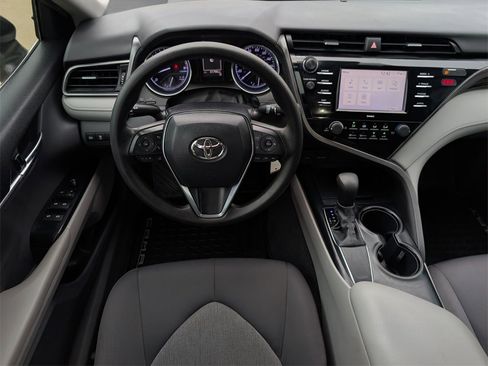 Used 2020 Toyota Camry LE image 10