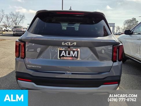 Used 2024 Kia Sorento LX image 10