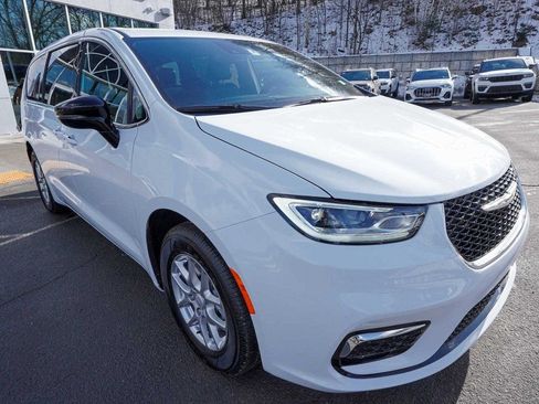 New 2026 Chrysler Pacifica Select image 3