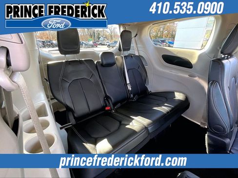 Used 2024 Chrysler Pacifica Touring-L image 25